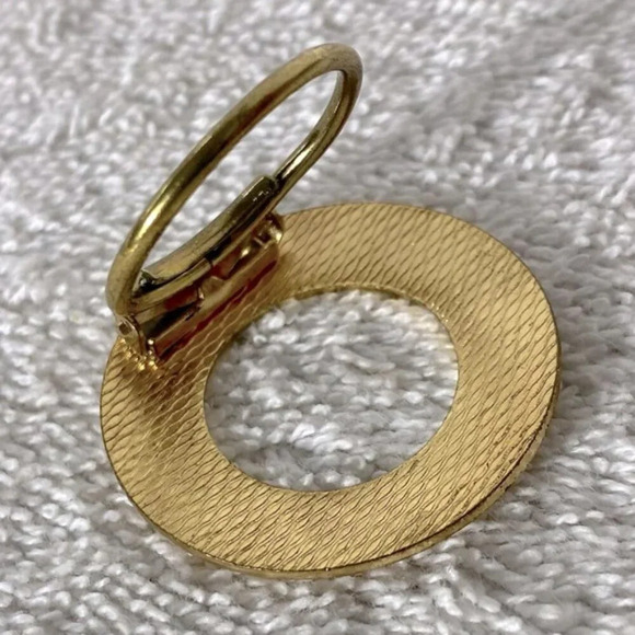 Vintage  Round Textured Gold Tone Scarf Clip - Picture 8 of 10